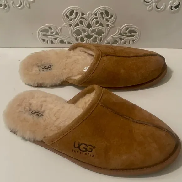 Ugg’s gorgeous means slippers with fur inside in very good condition and clean.