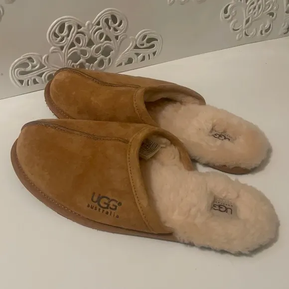 Ugg’s gorgeous means slippers with fur inside in very good condition and clean.