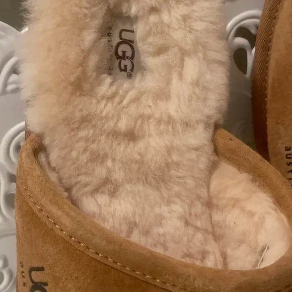 Ugg’s gorgeous means slippers with fur inside in very good condition and clean.