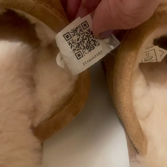 Ugg’s gorgeous means slippers with fur inside in very good condition and clean.
