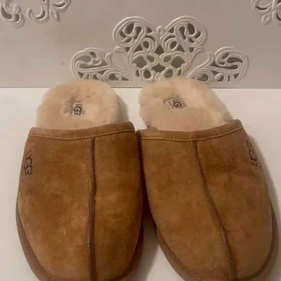 Ugg’s gorgeous means slippers with fur inside in very good condition and clean.