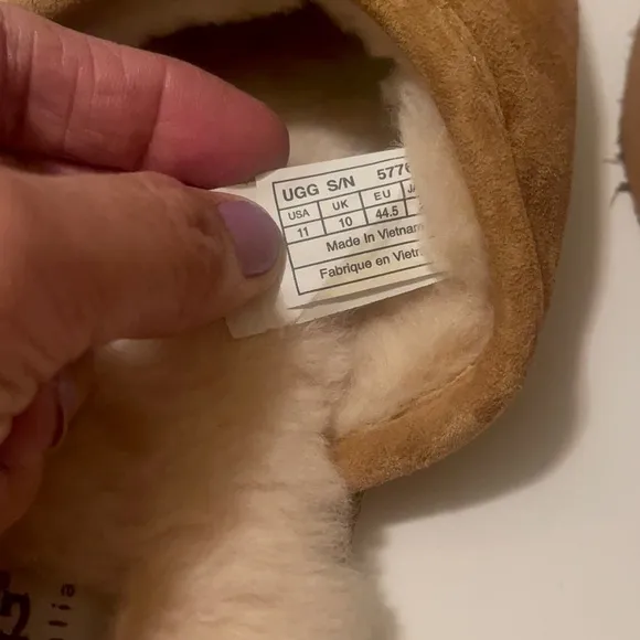 Ugg’s gorgeous means slippers with fur inside in very good condition and clean.