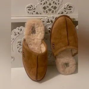 Ugg’s gorgeous means slippers with fur inside in very good condition and clean.