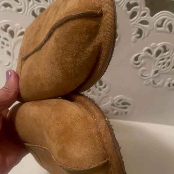 Ugg’s gorgeous means slippers with fur inside in very good condition and clean.