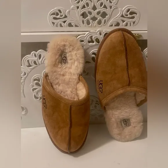 Ugg’s gorgeous means slippers with fur inside in very good condition and clean.