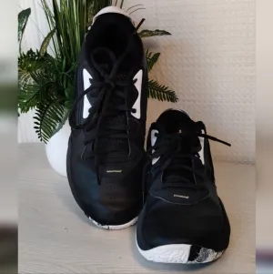 Under Armour Boys Black Lockdown Basketball Shoes Size 5.5Y