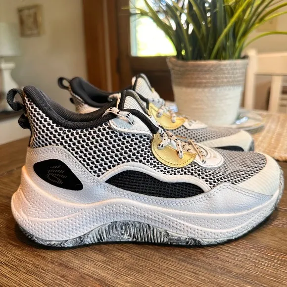 Under Armour Curry Basketball Shoes Performance Sneakers White Black 2Y