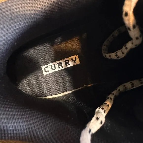 Under Armour Curry Basketball Shoes Performance Sneakers White Black 2Y