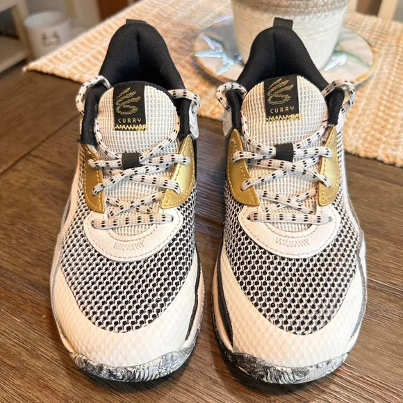 Under Armour Curry Basketball Shoes Performance Sneakers White Black 2Y