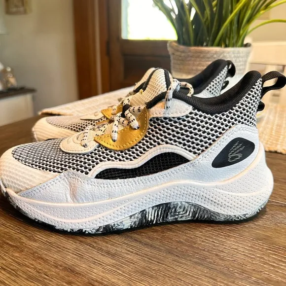 Under Armour Curry Basketball Shoes Performance Sneakers White Black 2Y