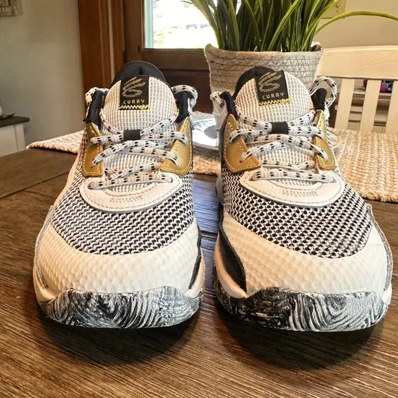 Under Armour Curry Basketball Shoes Performance Sneakers White Black 2Y