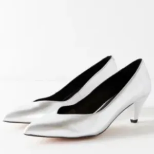 Urban Outfitters Silver Metallic Kitten Leather Heels 8 39
