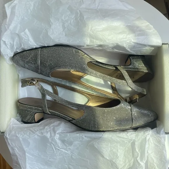Vaneli Aliz Slingback Heels in Platinum Nizza Metallic Size 9