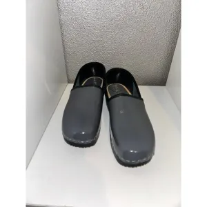 Verka Sweden Jobba Gray Patent Leather Slip On Comfort Clogs