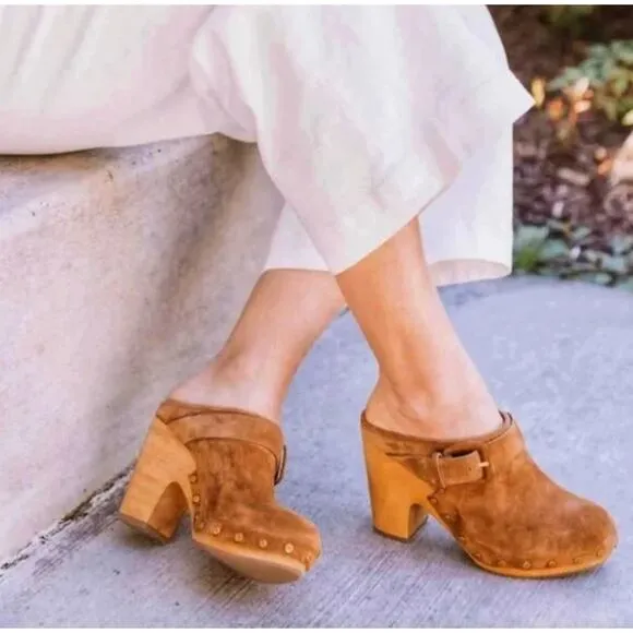 VERONICA BEARD NWOB Dacey Camel Pecan gold studded suede wood mule clogs sz 10