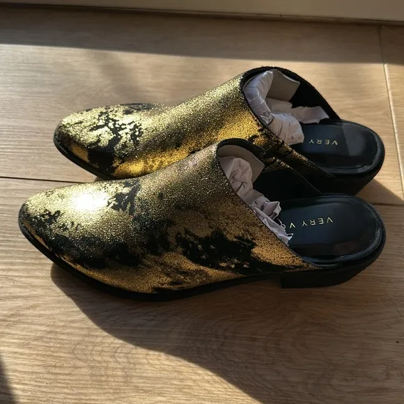 Very Volatile Moonstruck Gold/ Black Leather Mules