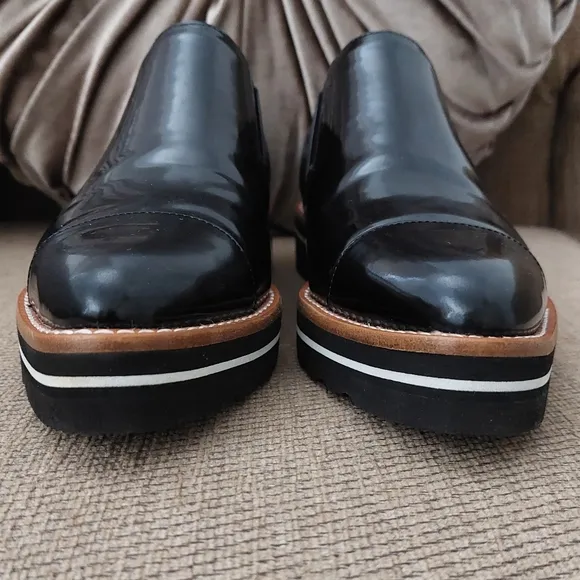 VINCE ALONA SLIP ON ALMOND TOE OXFORDS