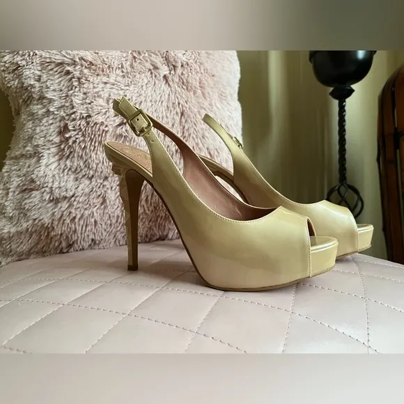 Vince Camuto Enita NWT Iridescent Patent Bone Peep-Toe Platform Heels