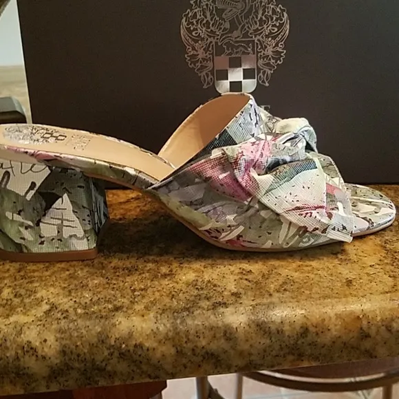 VINCE CAMUTO Knotted Bow Waxed Floral Textile Mule Sandal NEW