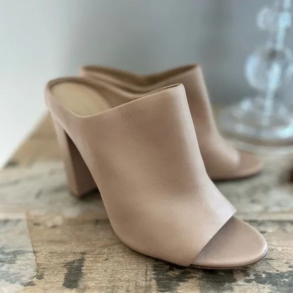 Vince Vero Cuoio Nude/Tan Leather Mules with Open-Toe Design