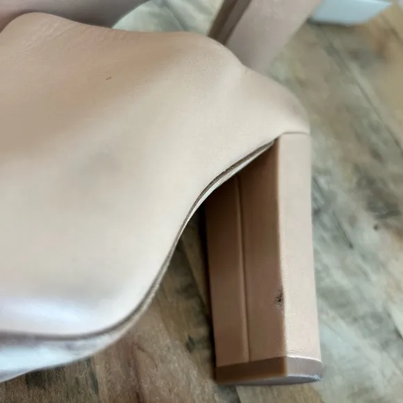 Vince Vero Cuoio Nude/Tan Leather Mules with Open-Toe Design