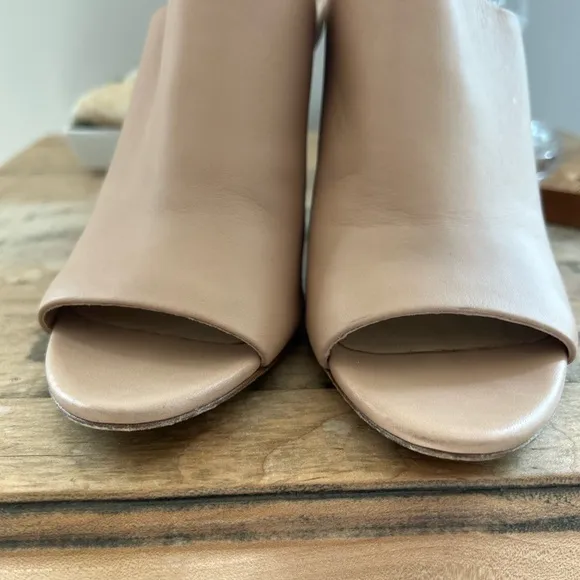 Vince Vero Cuoio Nude/Tan Leather Mules with Open-Toe Design