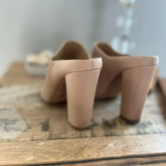 Vince Vero Cuoio Nude/Tan Leather Mules with Open-Toe Design