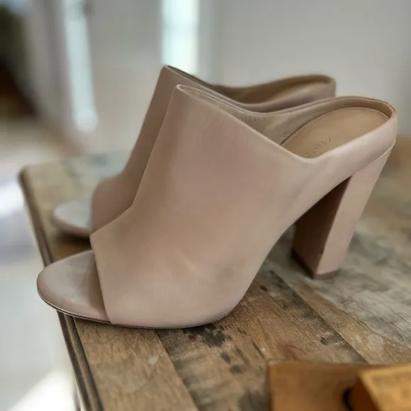 Vince Vero Cuoio Nude/Tan Leather Mules with Open-Toe Design
