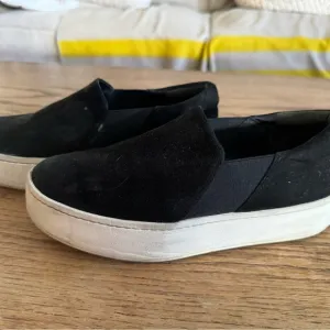 Vince “Warren” Black Suede Platform Slip-on sneakers
