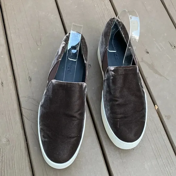 Vince Warren Platform Velvet Slip On in Chocolate Brown size 8M