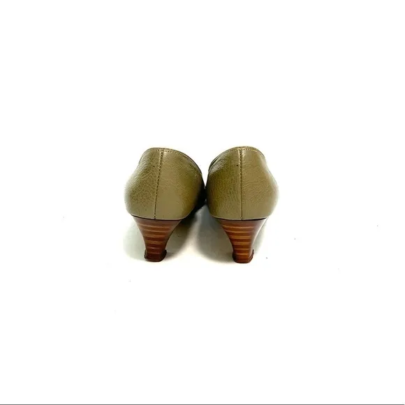 Vintage 1960s khaki pebble leather pointed toe Mary Jane kitten heels