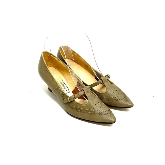Vintage 1960s khaki pebble leather pointed toe Mary Jane kitten heels