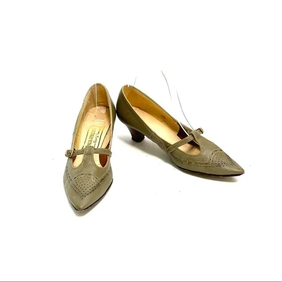 Vintage 1960s khaki pebble leather pointed toe Mary Jane kitten heels