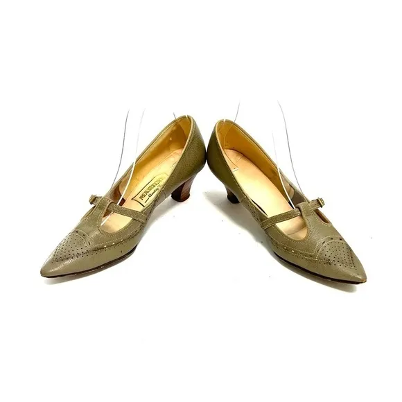 Vintage 1960s khaki pebble leather pointed toe Mary Jane kitten heels