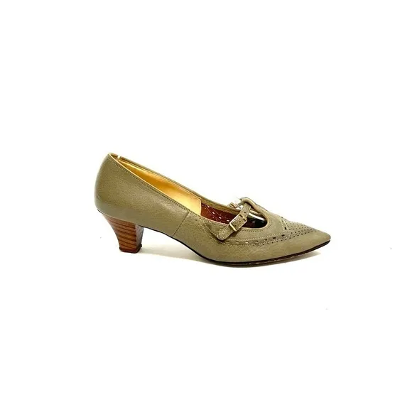 Vintage 1960s khaki pebble leather pointed toe Mary Jane kitten heels