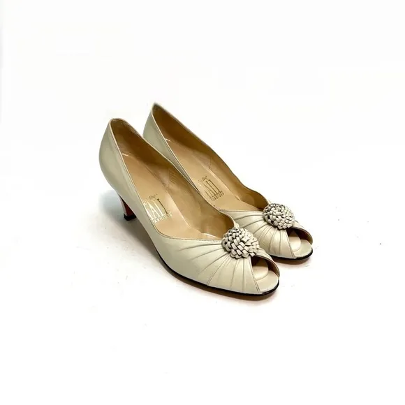 Vintage 1980s deadstock beige leather peep toe flower burst kitten heels