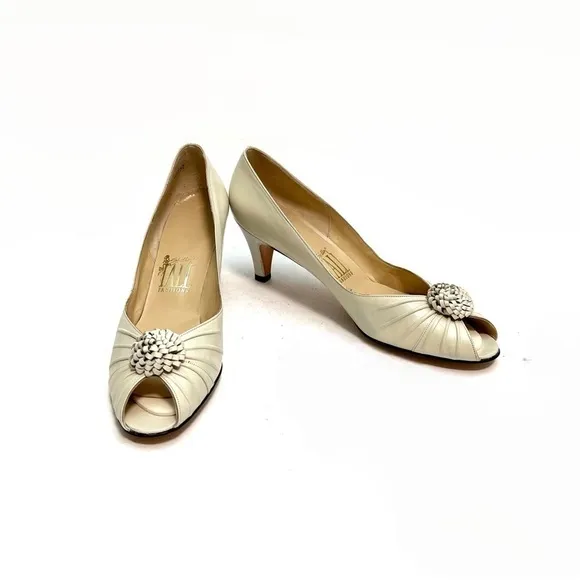Vintage 1980s deadstock beige leather peep toe flower burst kitten heels