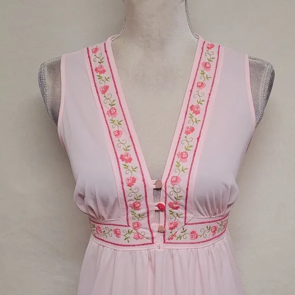 Vintage 60s Gilead Light Pink Floral Embroidered Sleeveless Nightgown Slip Dress