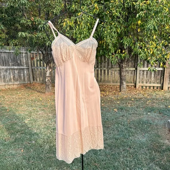 Vintage beige wide lace slip 34 lucite Kayser slip Wide