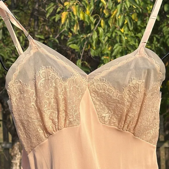 Vintage beige wide lace slip 34 lucite Kayser slip Wide