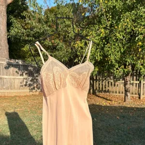 Vintage beige wide lace slip 34 lucite Kayser slip Wide