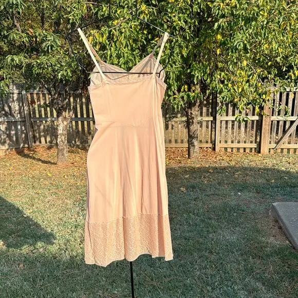 Vintage beige wide lace slip 34 lucite Kayser slip Wide