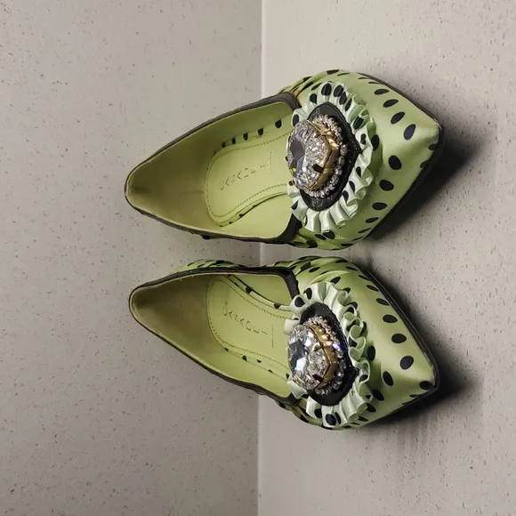 Vintage CASADEI green velvet kitten heels (sz 7B)