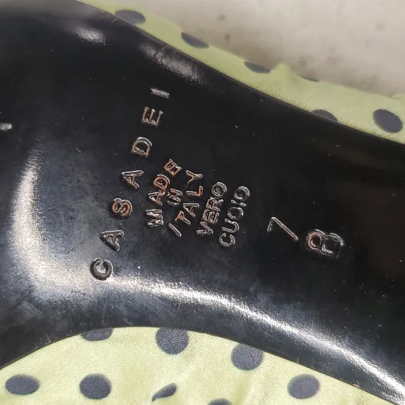 Vintage CASADEI green velvet kitten heels (sz 7B)
