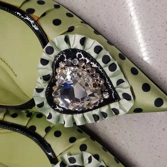 Vintage CASADEI green velvet kitten heels (sz 7B)