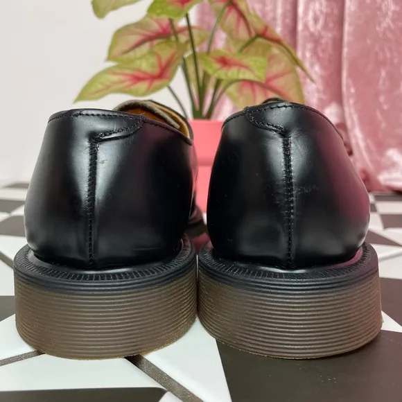 Vintage Dr. Martens Black Smooth Leather 5 Eye Point Toe Oxfords UK 6