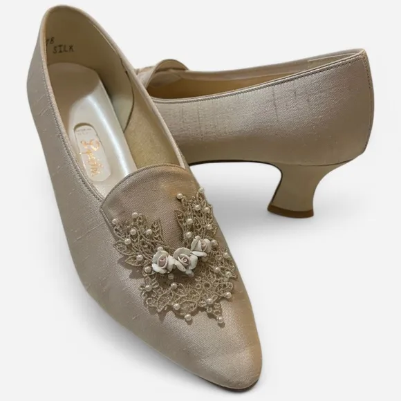 Vintage Dyeables Blush Silk ‘Nadia’ Beaded Lace Rose Bridal Kitten Heels Size 7