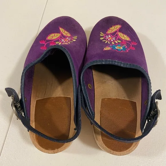 Vintage kid’s Swedish handmade purple suede embroidered clogs — size 33 (2.5 US)