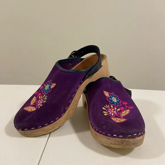 Vintage kid’s Swedish handmade purple suede embroidered clogs — size 33 (2.5 US)