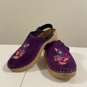 Vintage kid’s Swedish handmade purple suede embroidered clogs — size 33 (2.5 US)